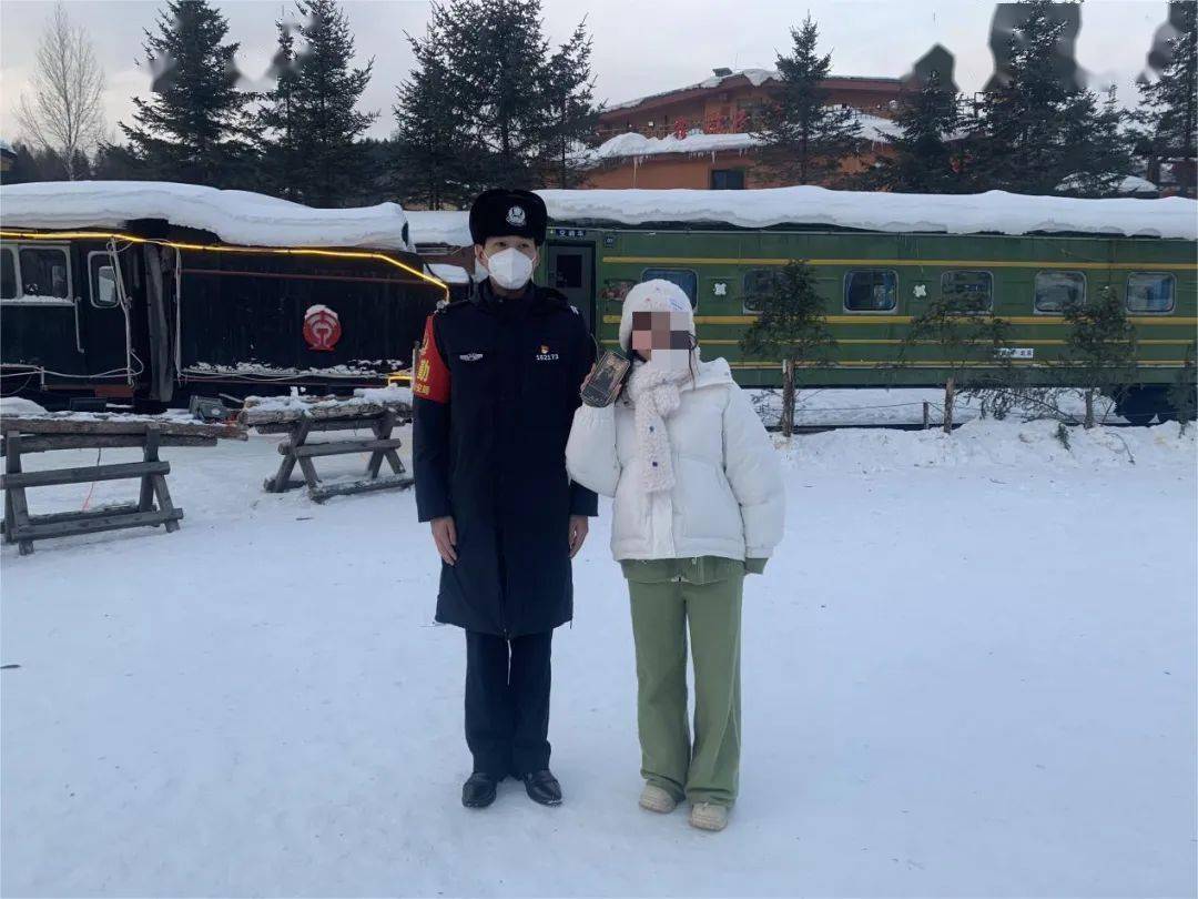 华为手机丢失找回官网
:【冬季护游】游客不慎遗失手机 雪乡民警高效寻回